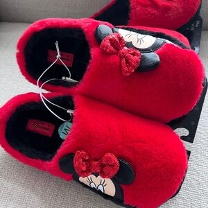 Soft Minnie Mouse house slippers for adults and kids. Comes in size 5/6 and 7/8.